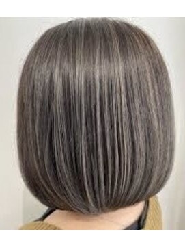 サロン ド ミカーサ(Salon De Micasa) 白髪ぼかしハイライト ボブ