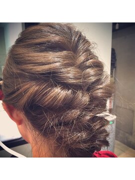 ループス(Roops) ちょっぴりオシャレなくるりんぱアレンジ