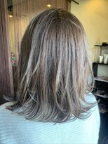 ヘアーエヌプラス (HAIR N+) セミロングボブ外ハネ巻き＆ミックス巻き・グレーベージュ