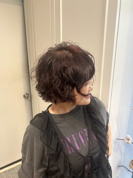 トロワエピ 表参道(Trois epis) ショートウルフパーマ/ワインレッドカラー