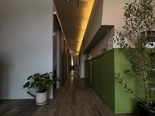 ウルスヘアー 山王通店(ulus hair)の雰囲気(【完全個室】グリーンとホワイト基調のシンプルで落ち着いた空間)