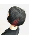 ボブスタイルにビビッドなインナーカラー