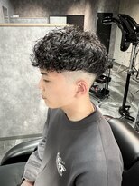 スウェルホワイト(SWELL WHITE)&nbsp;スキンフェード前下がりカーリーパーマ　スペインカール風　短髪