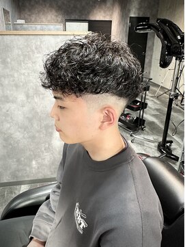 スキンフェード前下がりカーリーパーマ　スペインカール風　短髪