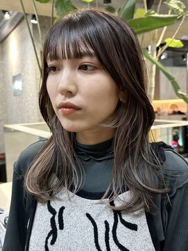 サンク 原宿 表参道(cinq) インナーカラーベージュイヤリングカラーフェイスフレーミング