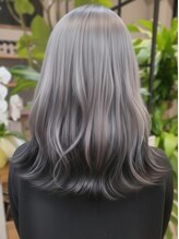 アヴァロンテ アットウィルヘアー(A VOLONTE at will hair) 【個性派】ホワイトシルバー×裾ブラック[成田/冨里]