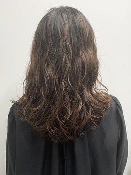 ウクラ バイ レシッド 池袋(uchla by rcid) ラフウェーブパーマ胸上こなれミディナチュラルカール前髪パーマ