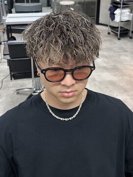 イーラ(era) ツイストスパイラルパーマメッシュハイライト刈り上げ眉毛