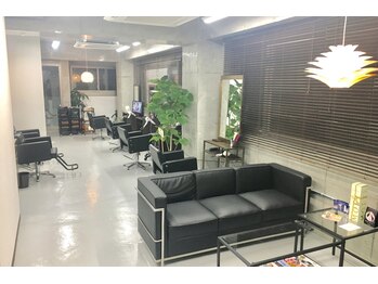 ライフヘア ザ ワン(Life Hair THE ONE)の写真/都会の喧騒を忘れる居心地の良さ♪扉を開いた先には温かみのある明るい店内があなたをお迎え☆