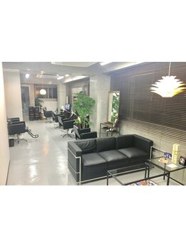 都会の喧騒を忘れる居心地の良さ♪扉を開いた先には温かみのある明るい店内があなたをお迎え☆