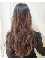 サーティーン(THIRTEEN)&nbsp;HUEglossとホリスティックでダメージレスなうるつやロングヘアー