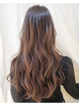 サーティーン(THIRTEEN) HUEglossとホリスティックでダメージレスなうるつやロングヘアー