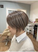 ショートカット×白髪ぼかしハイライト