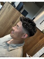 タフ バーバーショップ 大濠店(TOUGH BARBER SHOP)&nbsp;ミドルスキンフェード、ラフパーマ