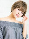 明るいベージュカラーのカワイイマッシュレイヤーショートボブ