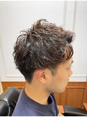 ツイストパーマ×ツーブロック刈り上げ アップバングショート