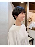 「女性らしさ」を惹き立てるベリーショート