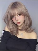 ホワイトベージュレイヤーカットミディアム