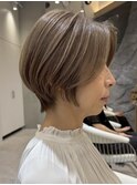 表参道白髪ぼかしウルフショートボブベージュアッシュグレージュ