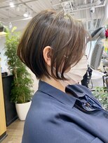 アヴァロン(AVALON)&nbsp;大人ショートボブ、白髪ぼかしハイライト、丸みくびれ【BISA】