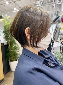 アヴァロン(AVALON) 大人ショートボブ、白髪ぼかしハイライト、丸みくびれ【BISA】