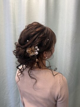マーズ(Hair&Make Mars+) 後れ毛ありのアップスタイル