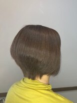 美容室 M&nbsp;明るめグレーカラーの前下がりボブ