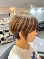 ロッティー(Lotti) ハイライトで立体感のあるショート