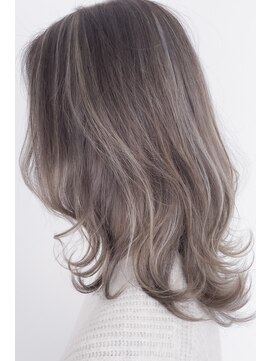 シロ(shiro) ♪ハイライトで動きを♪ミディアムウルフ