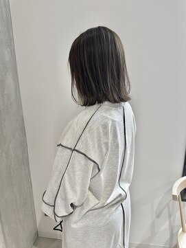 ヨーク(YOKE) YOKE 切りっぱなしボブレイヤーボブオリーブグレージュ