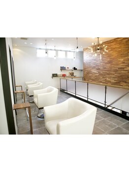 92％が天然由来成分で構成の髪に優しい《ヴィラロドラカラー》で髪と頭皮を優しくケア、艶と潤いをキープ。