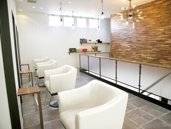 ローズ(ROSE)の写真/92%が天然由来成分で構成の髪に優しい《ヴィラロドラカラー》で髪と頭皮を優しくケア、艶と潤いをキープ。