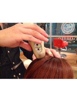 専用機器を使った施術で、直接毛穴の奥までコラーゲンを透過◎ 柔らかい頭皮が美しい髪への第一歩です♪