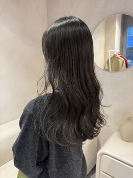 オー(Eau) 暗髪ブルーアッシュ×ウェーブヘア