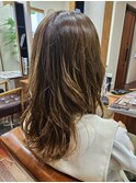 フワッと揺れるセミロング
