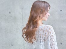 【カラー後の徹底ケア】残留アルカリを除去し、髪質改善効果と艶カラーの色持ちを最大化します。