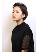 前髪を上げたクールな大人ショート