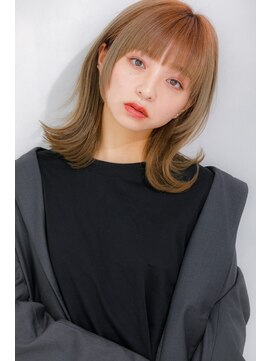 クロエ 新宿(Cloe) ハイトーンカラーくびれレイヤースタイル