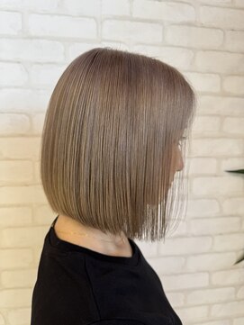 ビス ヘア アンド ビューティー 西新井店(Vis Hair＆Beauty) 20代30代前下がり切りっぱなしボブホワイトベージュ