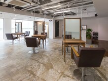 メゾンフォーメン 心斎橋店(Maison for men)の雰囲気（自然光も十分に入り居心地の良い雰囲気です。）