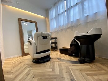 ウェッジ プレミアムヘアーサロン(WEDGE)の写真/メンズは専用ブース、女性は完全個室なので周りを気にせず自分だけのゆったりとしたサロンtimeを過ごせる*