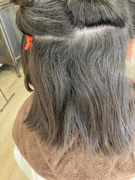 パーマ屋カラフル 細かく捻じれる癖毛をアルカリ縮毛矯正で