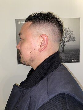 フランクスバーバーザスタンド(Frank’s barber the stand) スペインカール/スパイキーショート/フェザーパーマ/飯田橋E