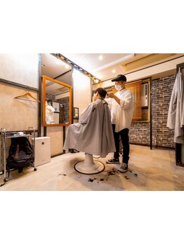 半個室×2席の少人数。最初から最後までマンツーマン