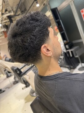 フランクスバーバーザスタンド(Frank’s barber the stand) テーパーフェードスペインカールE