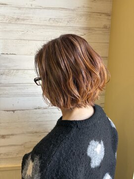 エム インターナショナル 白岡 キュート(EMU international CUTE) 暖色ブラウンのゆるウェーブボブ