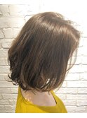 30代・40代大人可愛い小顔ワンサイドショートボブ丸み前下がり