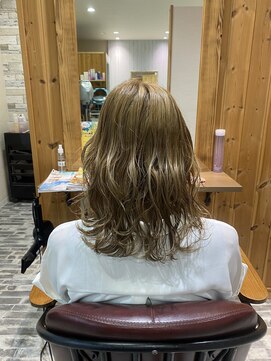 ルシール バイ アリア(Lucir by aria) ブランドベージュを今風にミディアムウルフレイヤー