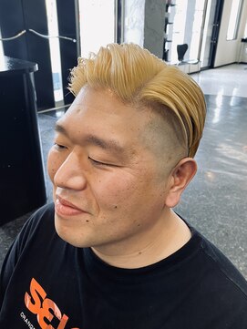 レヴィア(Revia) オールバック　ツーブロック　フェード