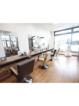 お買い物帰りや仕事帰りに気軽に立ち寄れるサロン♪髪のダメージにお悩みの方にもオススメのサロンです☆